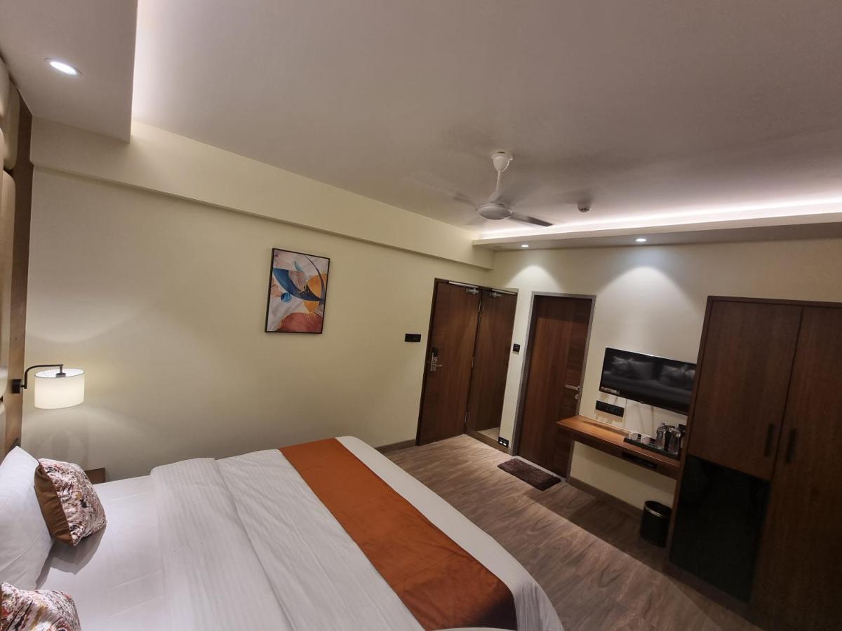 Hotel El Magnifico Сурат Экстерьер фото