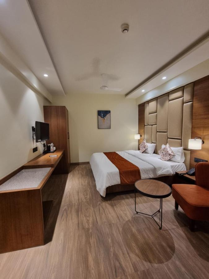 Hotel El Magnifico Сурат Экстерьер фото
