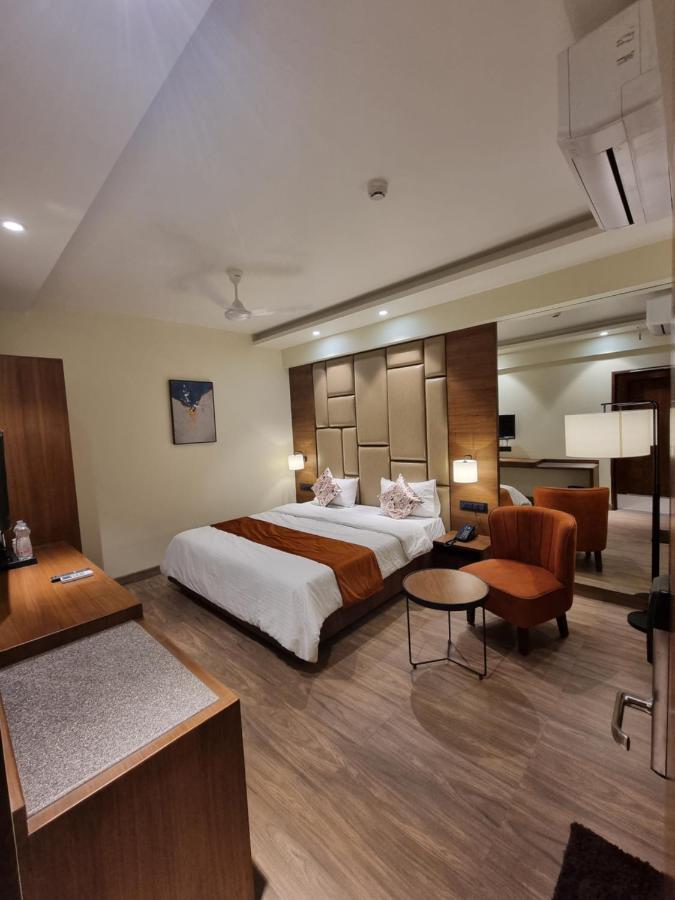 Hotel El Magnifico Сурат Экстерьер фото